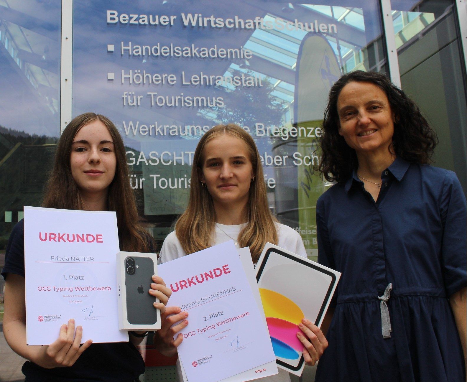 Lehrerin Veronika Niklaser mit ihren beiden erfolgreichen „Schnelltipperinnen“ Frieda Natter (li.) und Melanie Baurenhas. Zur Belohnung gab es Urkunden sowie iPhone und iPad. PETER STRAUSS