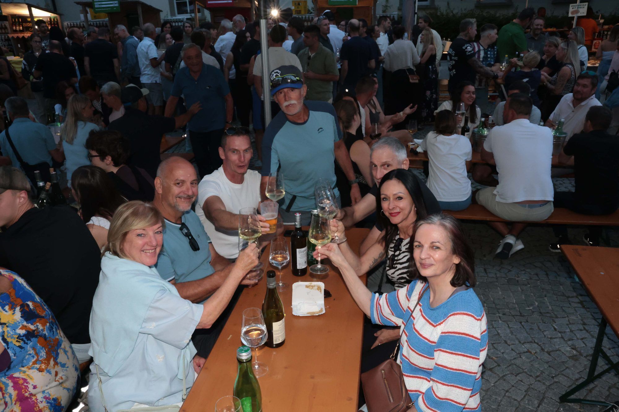 Eine fröhliche Rfudne beim Anstoßen.