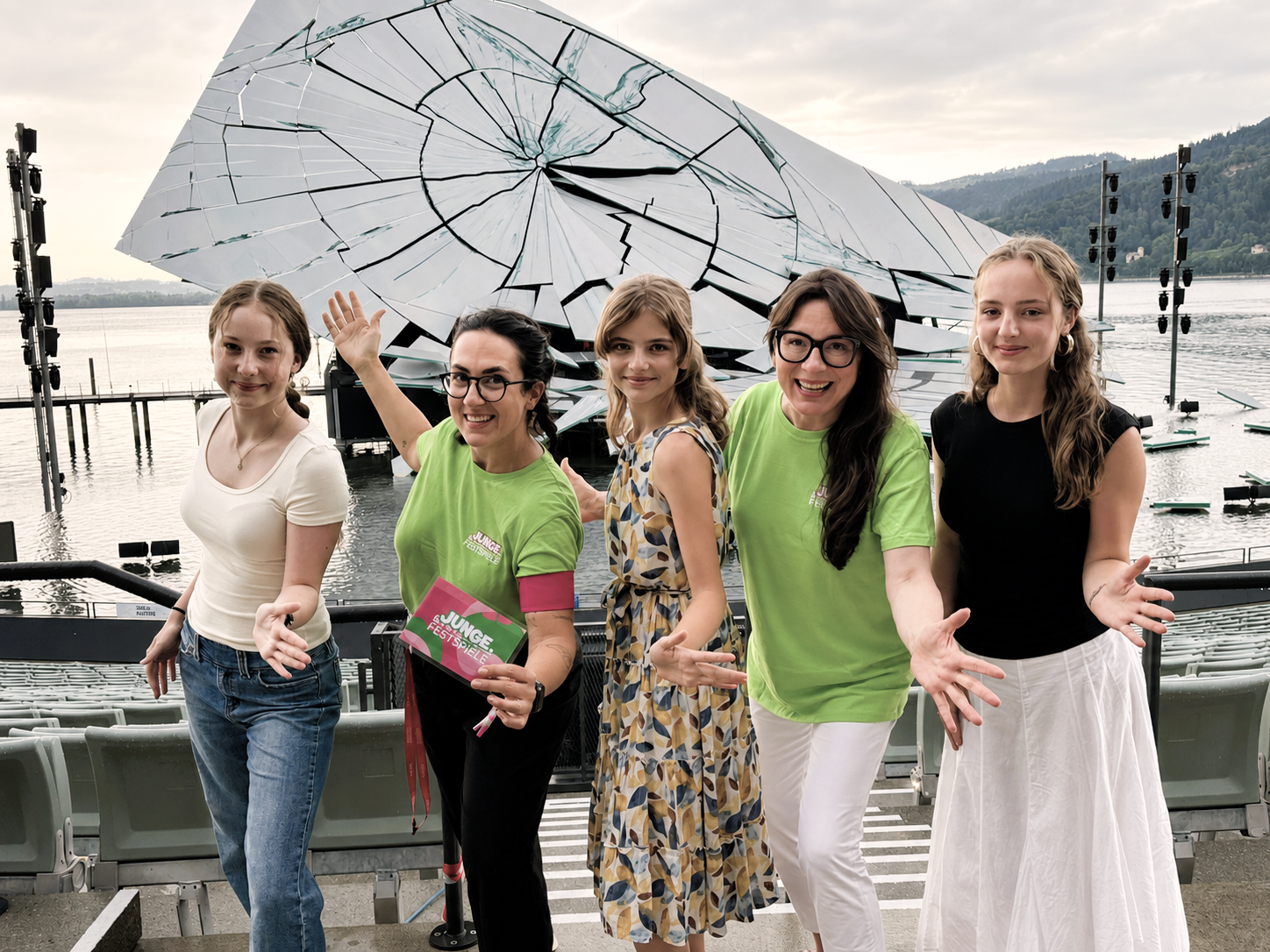 Festspiel-Intendantin Lilli Paasikivi und „Young People’s Night“ Organisatorin Fernanda de Mattos mit den Teilnehmerinnen Svenja, Lejla und Asja vor der Seebühne.