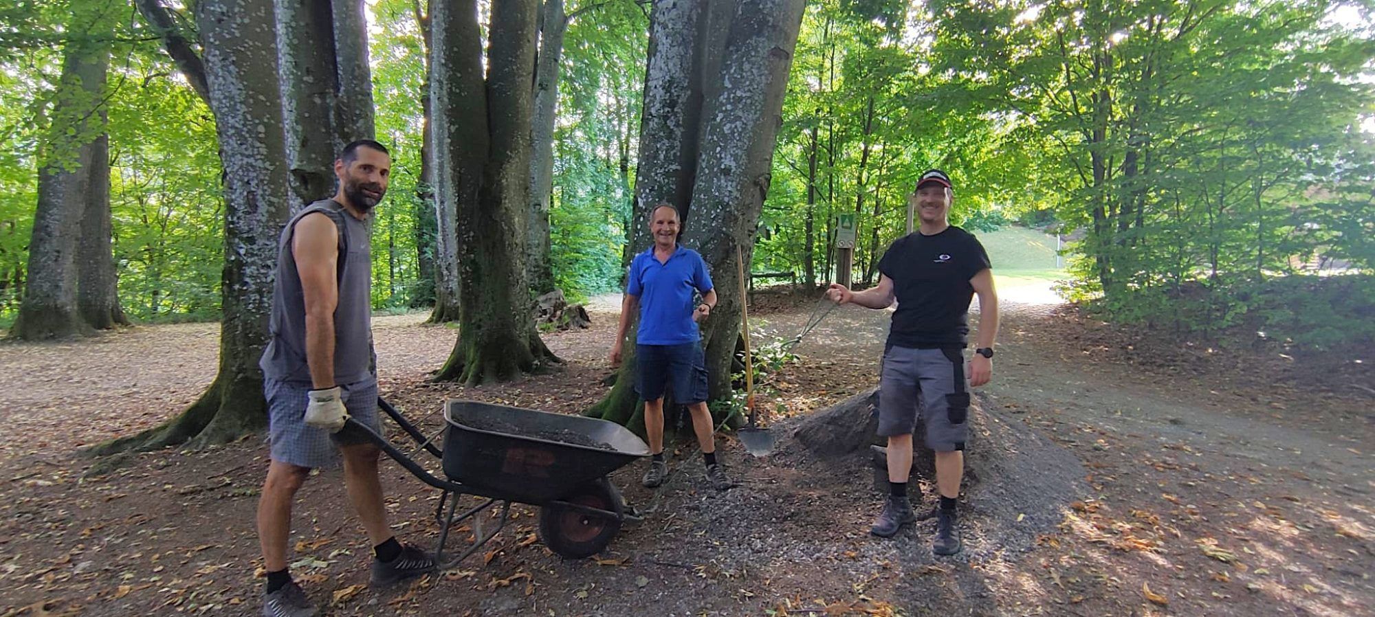 Mehr als 100 freiwillige Helfer bereiten den Zanzenberg für die Österreichischen Meisterschaften vor.