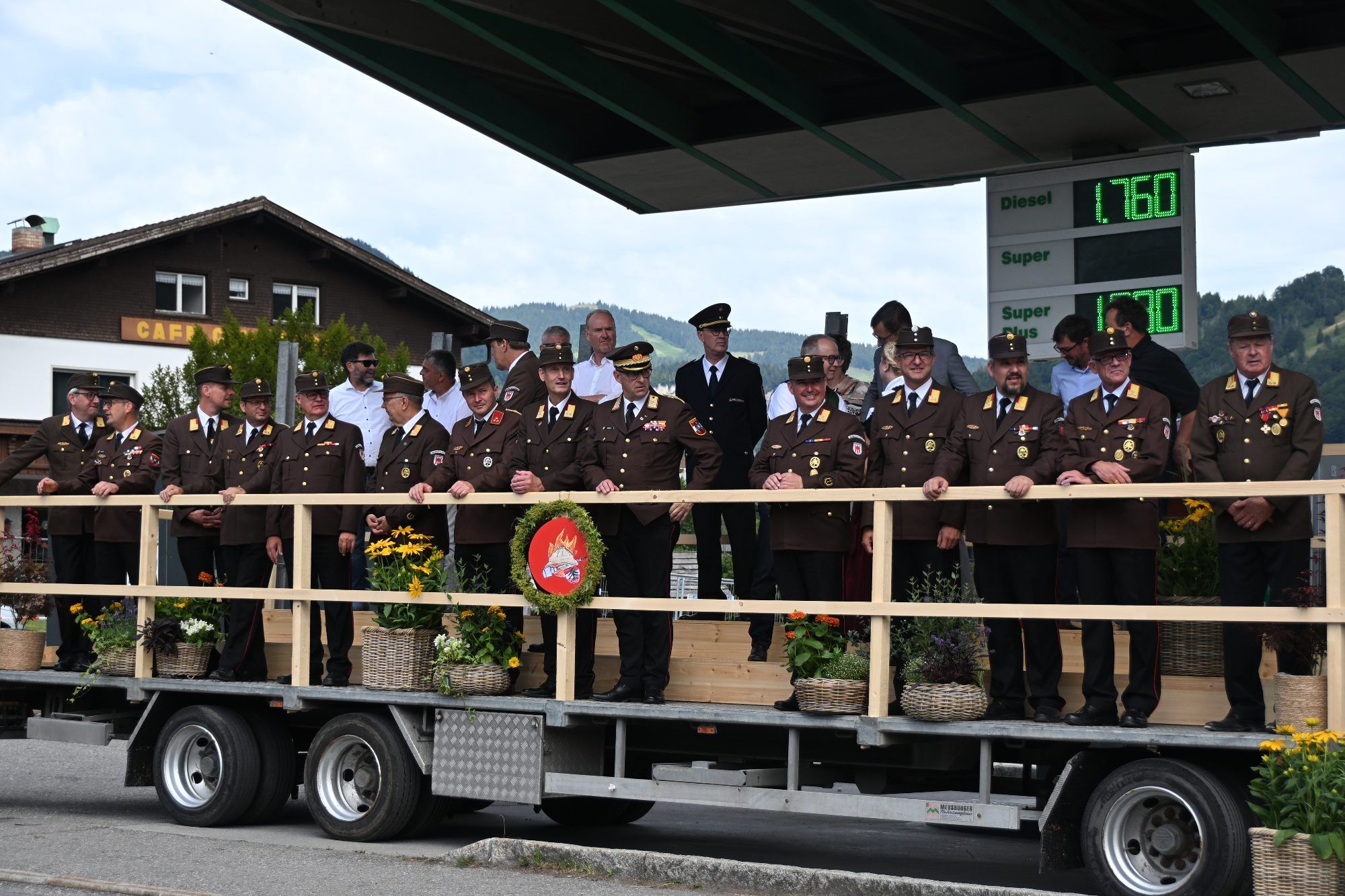 Festtribüne mit viel Prominenz