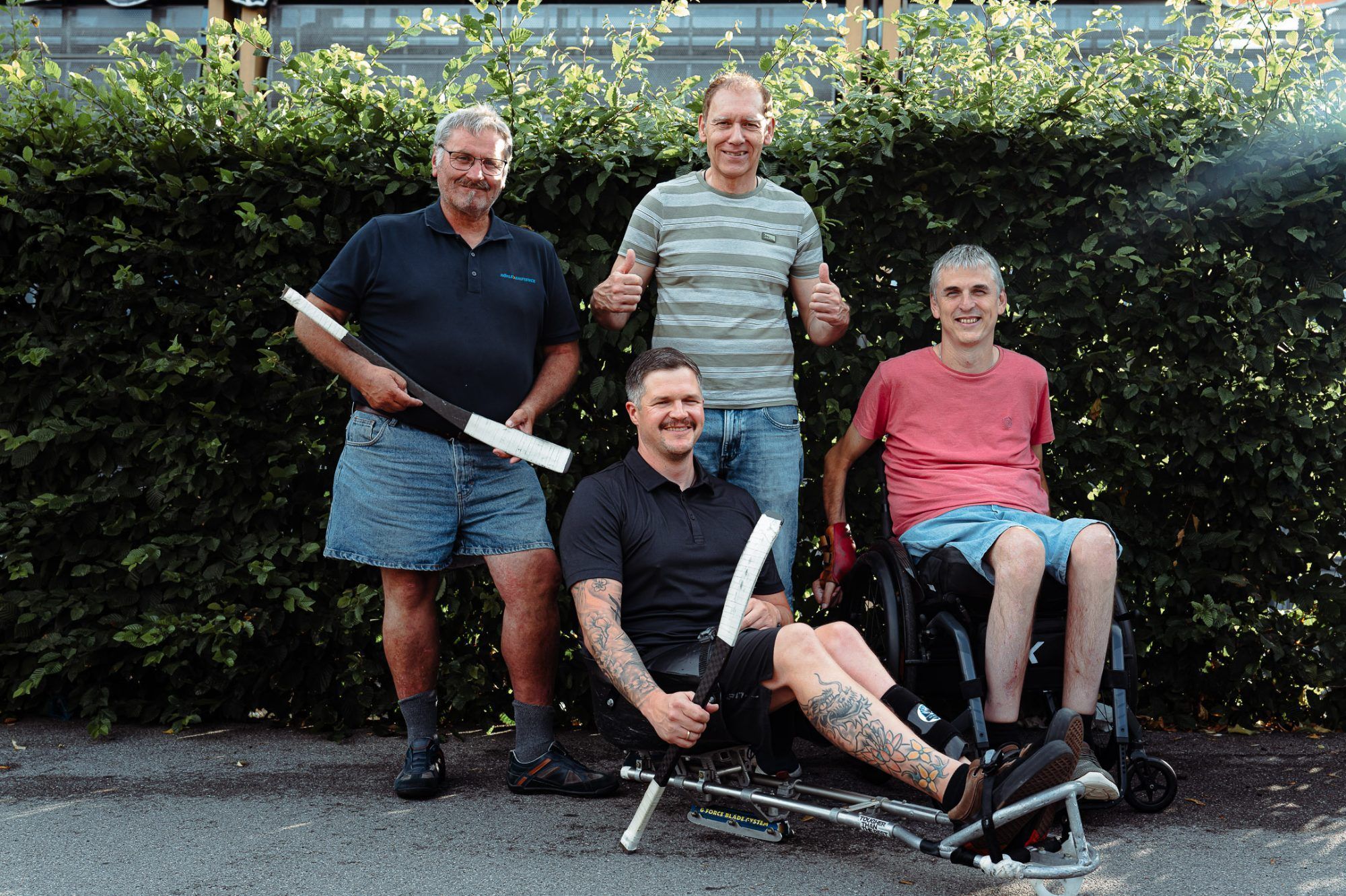 Thomas Hackenberg, Guntram Schedler und Gregor Meusburger (v.l.) vom HC Tigers freuen sich gemeinsam mit Johannes Huchler über die Gründung der Sektion Parahockey.