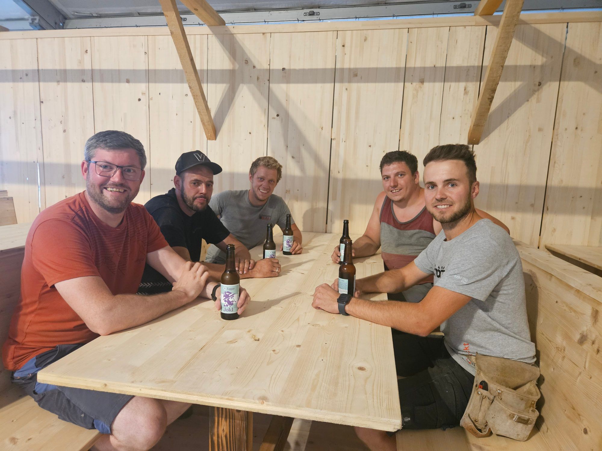 Probesitzen nach aufwändigen Arbeiten in der Weinlaube.