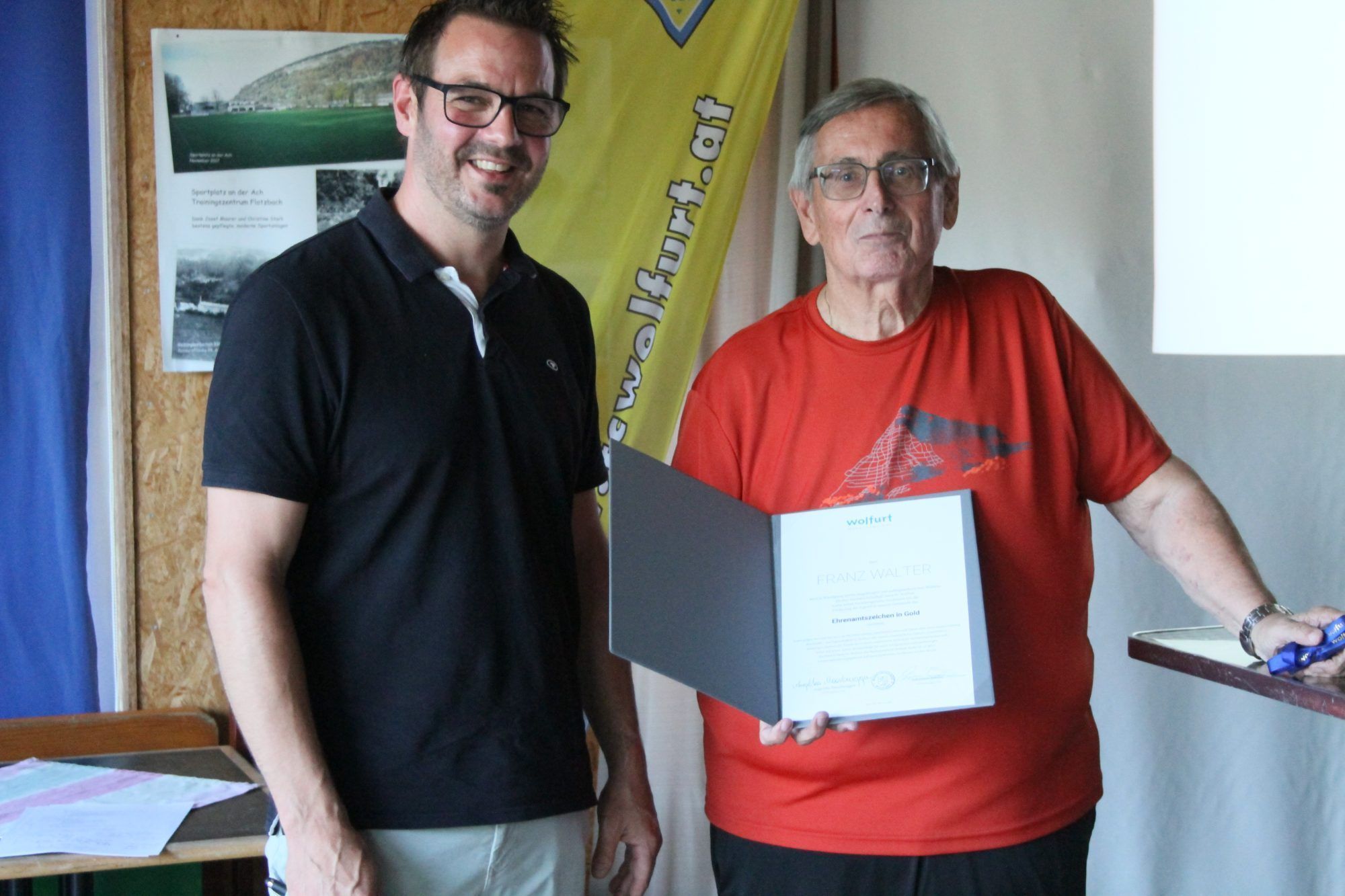 Ehrenzeichen der Gemeinde in Gold: Johannes Böhler überreicht Franz Walter die Urkunde.
