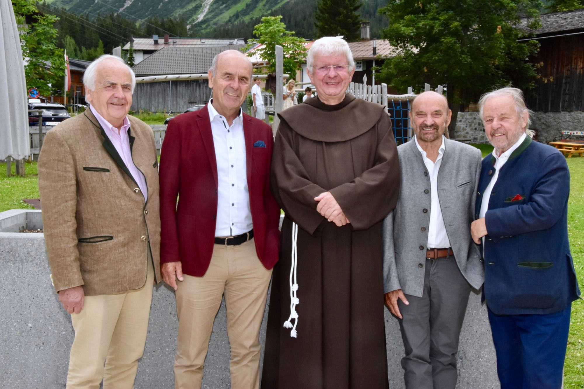 Karl-Heinz Zimmermann, Stefan Schneider, Pater Adrian Buchtzik, Gisbert Wolf und Paul Pfefferkorn nach dem Fest im Lecher Gemeindezentrum