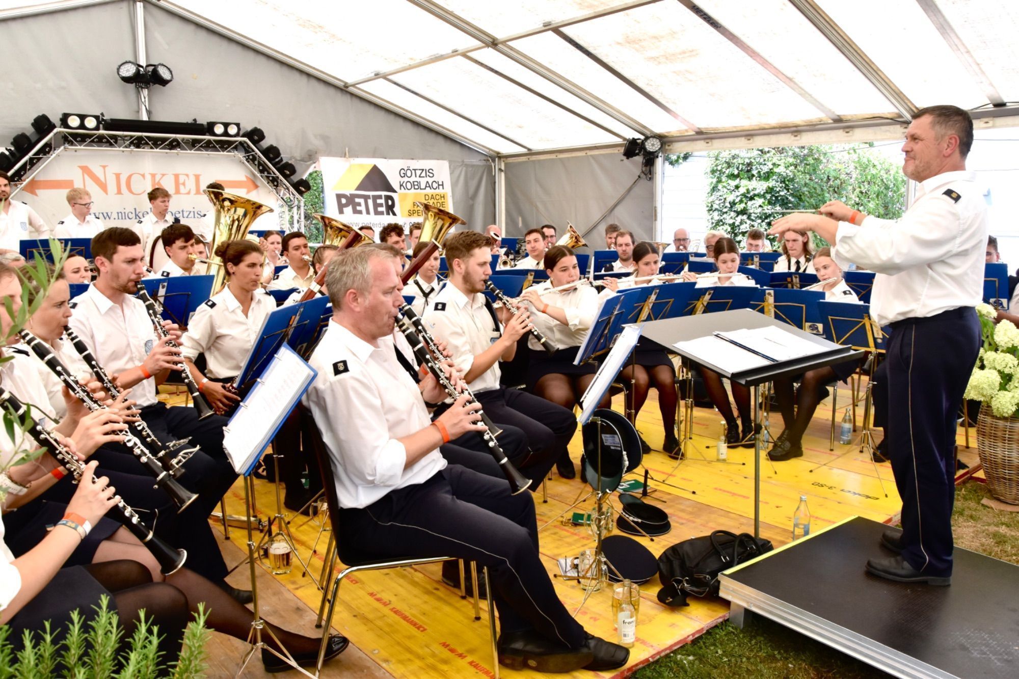 Festumzug und Fahneneinzug in das Festzelt - eine große Freude auch für die glückliche Koblacher Kapellmeisterin Angela Palfrader sowie Gerd Ströhle und Musikvereinsobmann - hier zusammen mit Festobfrau Magdalena Raffeiner.