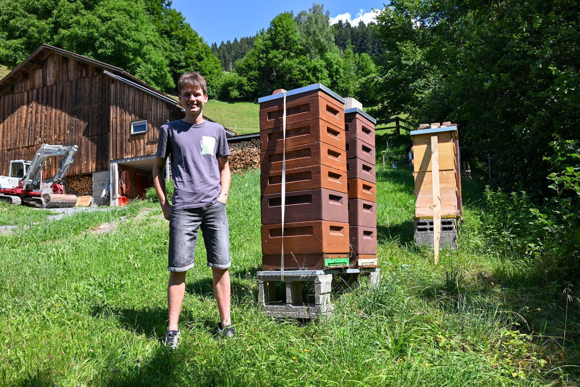 Die Bienen sind sein ganzer Stolz. Der frischgebackene Weltmeister zeigt seine Bienenstöcke.