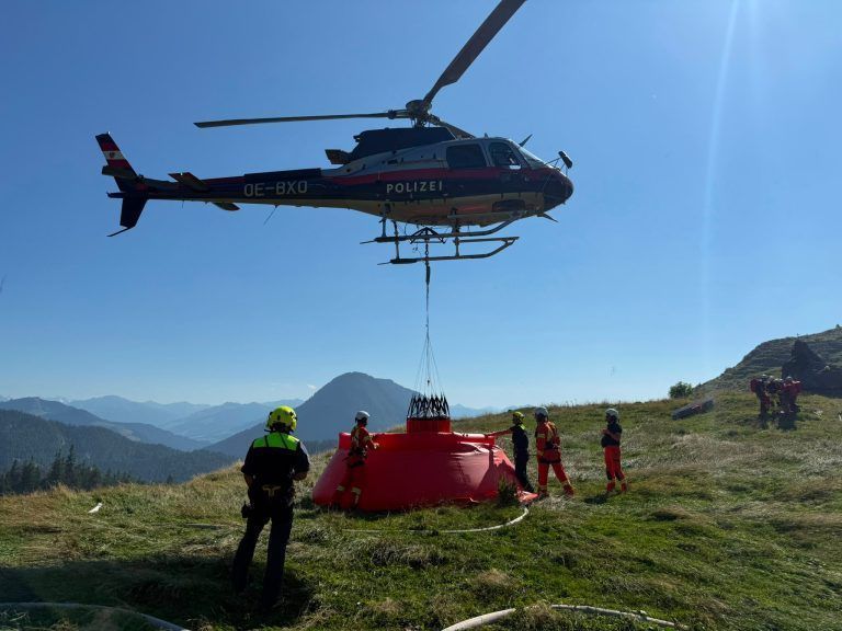 ABD0005_20260729 – KUFSTEIN – STERREICH: ++ HANDOUT ++ ZU APA0092 VOM 29.7.2026 – Die Lscharbeiten gegen den am Dienstag ausgebrochenen Waldbrand im Gaisbachtal im Gemeindegebiet von Kufstein sind Mittwochfrh, 29. Juli 2026 fortgesetzt worden. “Brand aus” konnte noch nicht gegeben werden. 8.000 Quadratmeter waren betroffen gewesen, wie die Polizei am Mittwoch berichtete. – FOTO: APA/FREIWILLIGEN […]