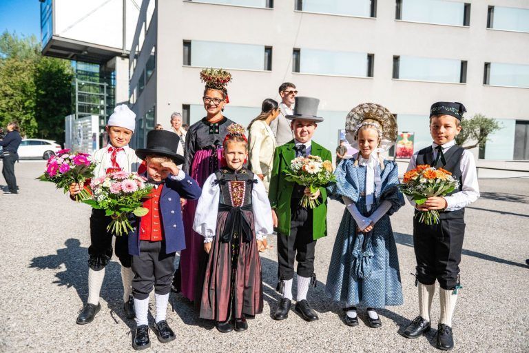 Hinter den Kulissen des Festspielauftakts: Zwischen Uniformen, Blumensträußen und Protest