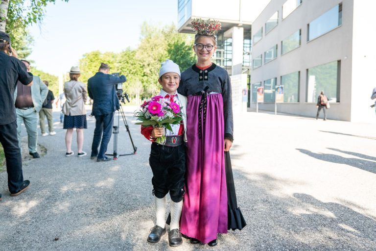 Hinter den Kulissen des Festspielauftakts: Zwischen Uniformen, Blumensträußen und Protest