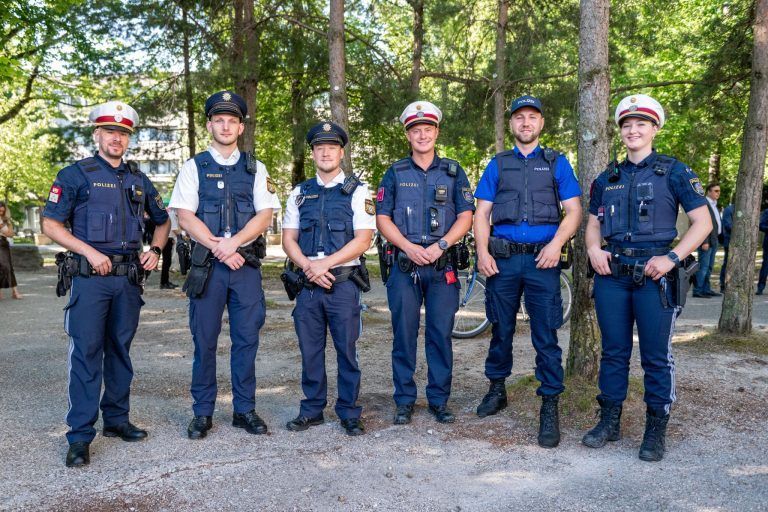 Hinter den Kulissen des Festspielauftakts: Zwischen Uniformen, Blumensträußen und Protest