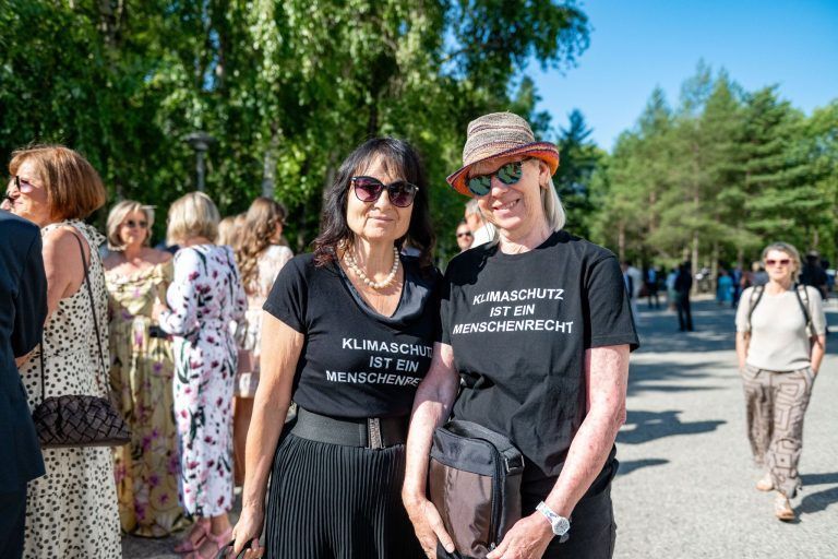 Hinter den Kulissen des Festspielauftakts: Zwischen Uniformen, Blumensträußen und Protest