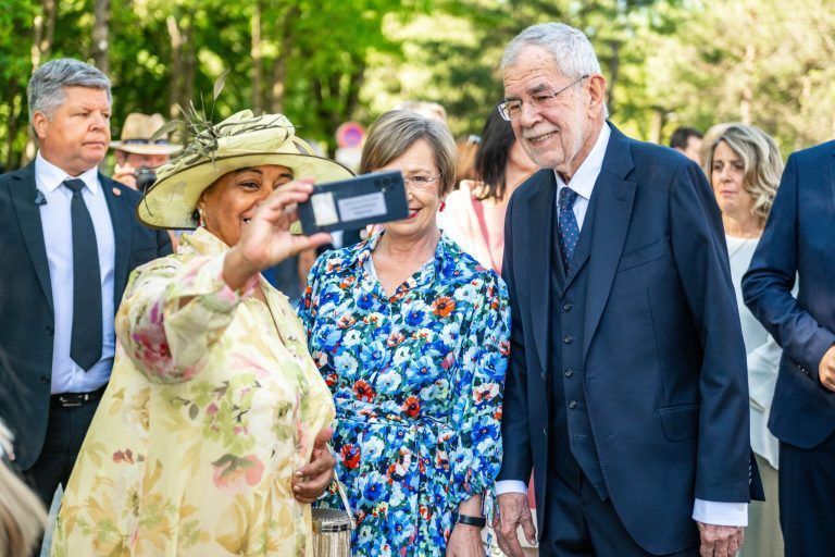 Hinter den Kulissen des Festspielauftakts: Zwischen Uniformen, Blumensträußen und Protest