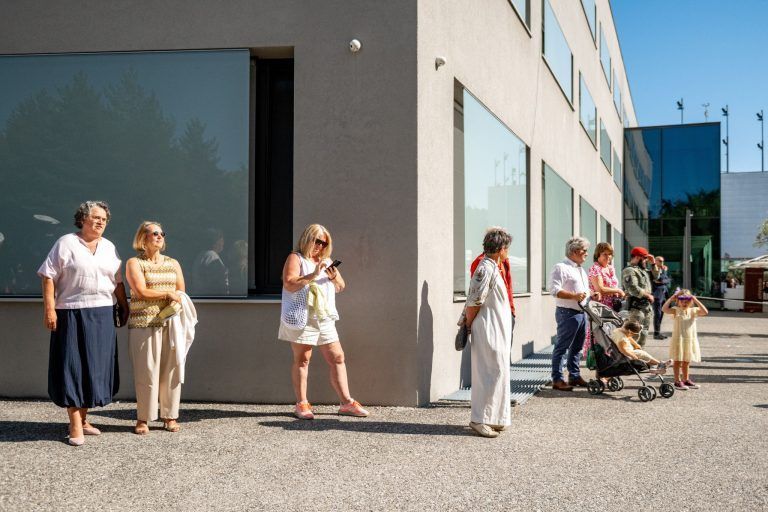 Hinter den Kulissen des Festspielauftakts: Zwischen Uniformen, Blumensträußen und Protest
