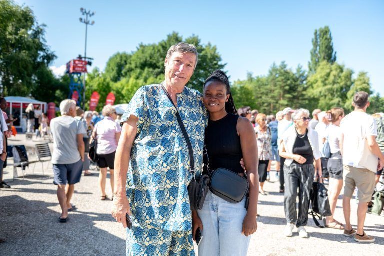 Hinter den Kulissen des Festspielauftakts: Zwischen Uniformen, Blumensträußen und Protest