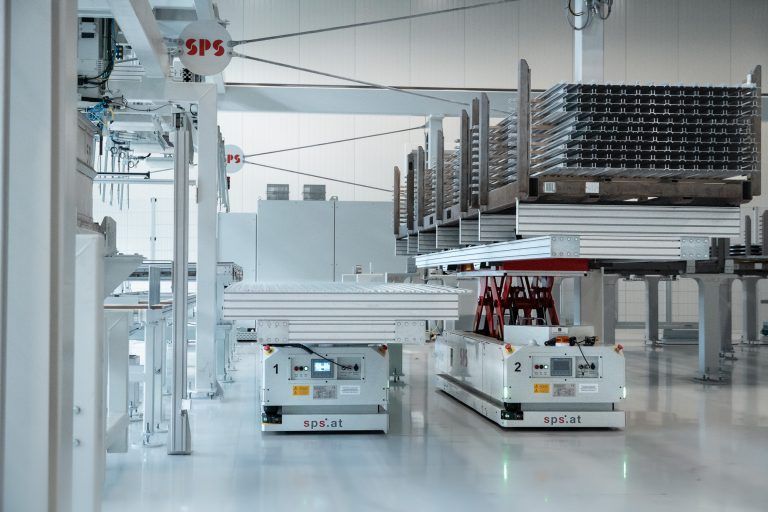 Die neuen AGVs verknüpfen Fertigung und Logistik enger miteinander und sorgen für einen effizienteren innerbetrieblichen Materialfluss_by Hydro Nenzing.jpg