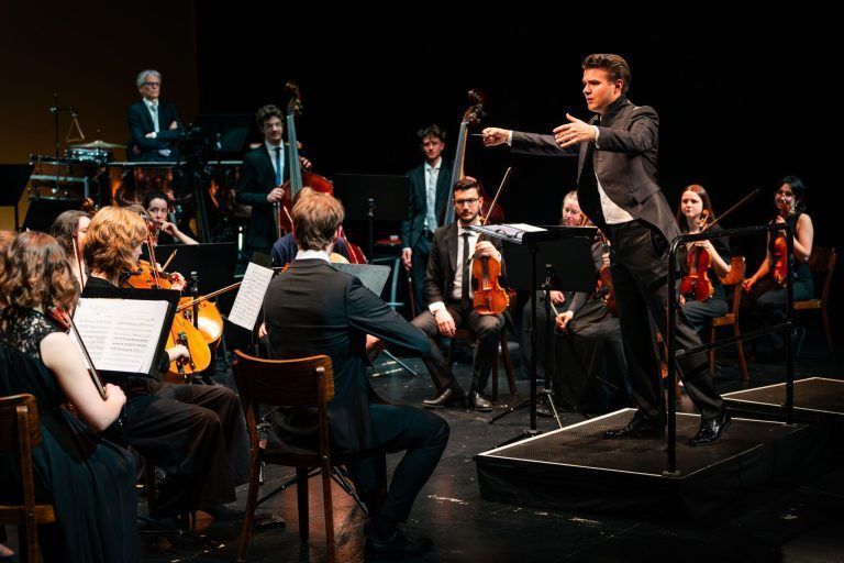 Dirigent und Orchester C_Lukas_Grabher-42.jpg