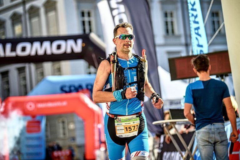 Alex Kowarc-Stangl kocht und rennt 13.450 Höhenmeter gegen Altersarmut