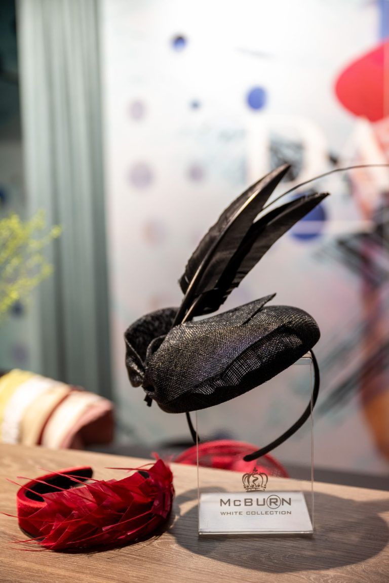 Schuhe, Fascinators und Festspielbier: “La Traviata” erobert die Innenstadt