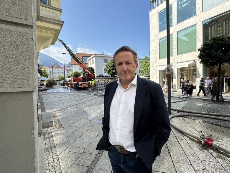 Als der Dachstuhl in Flammen stand, zählte jede Minute – Schaden in Millionenhöhe