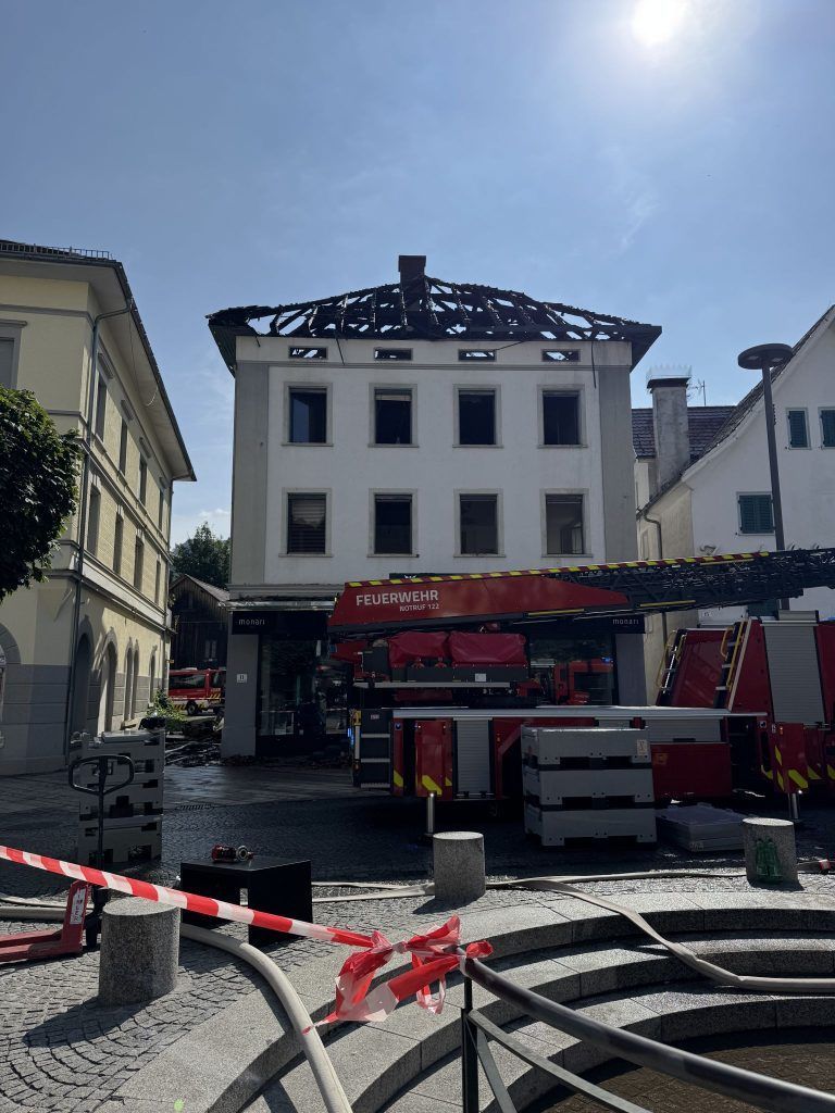 Als der Dachstuhl in Flammen stand, zählte jede Minute – Schaden in Millionenhöhe