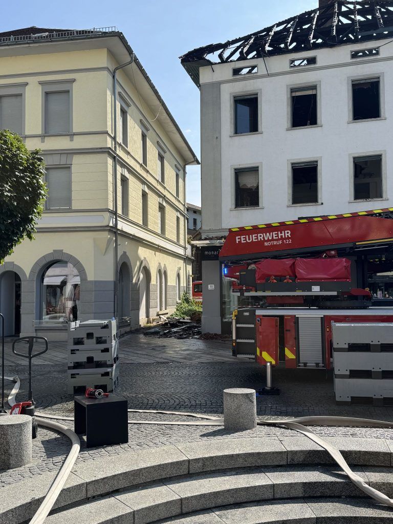 Als der Dachstuhl in Flammen stand, zählte jede Minute – Schaden in Millionenhöhe