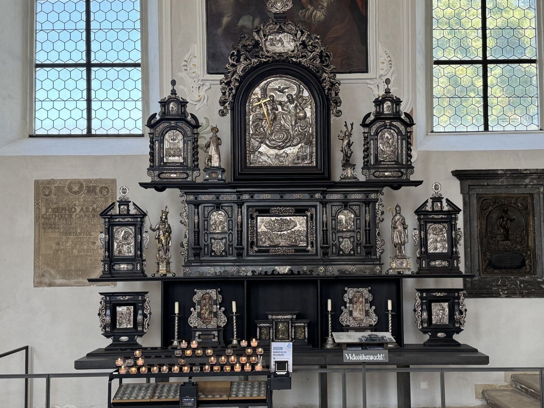 "Bregenz hat einen Walfisch" – er schwimmt in der barocken Pfarrkirche St. Gallus