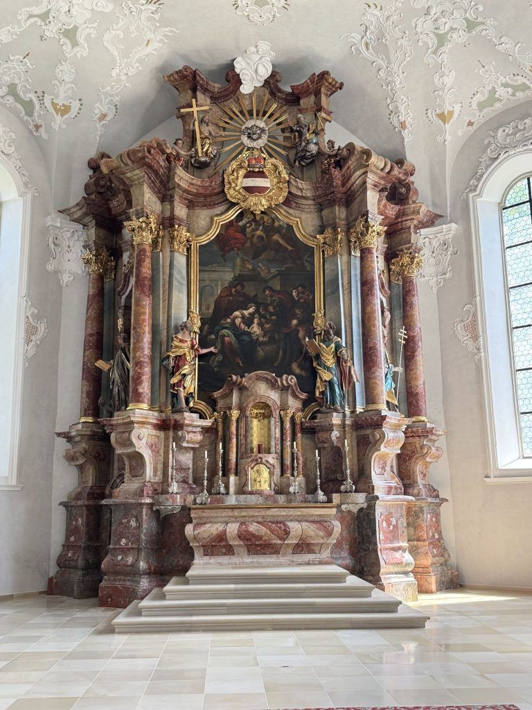 "Bregenz hat einen Walfisch" – er schwimmt in der barocken Pfarrkirche St. Gallus