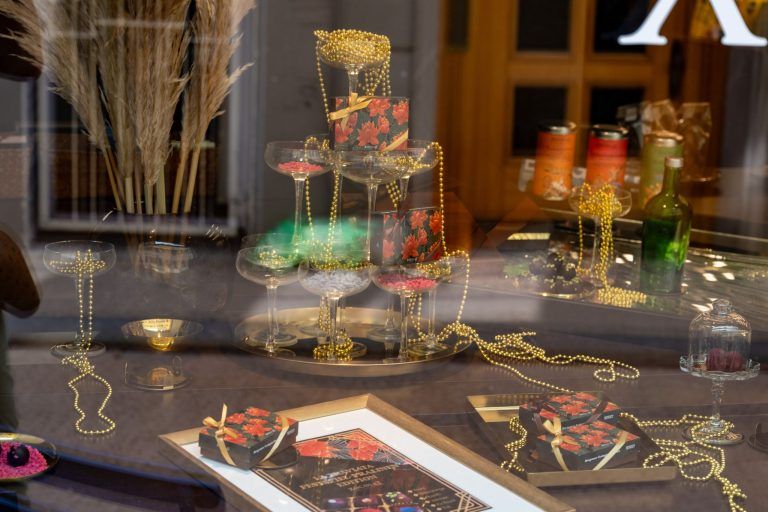 Schuhe, Fascinators und Festspielbier: “La Traviata” erobert die Innenstadt