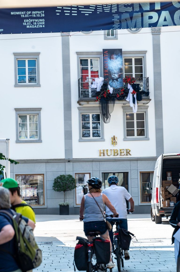 Schuhe, Fascinators und Festspielbier: “La Traviata” erobert die Innenstadt