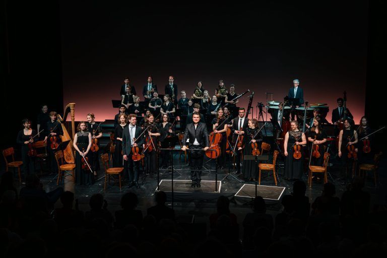 Orchester Verbeugung (CR) Lukas Grabher.jpg