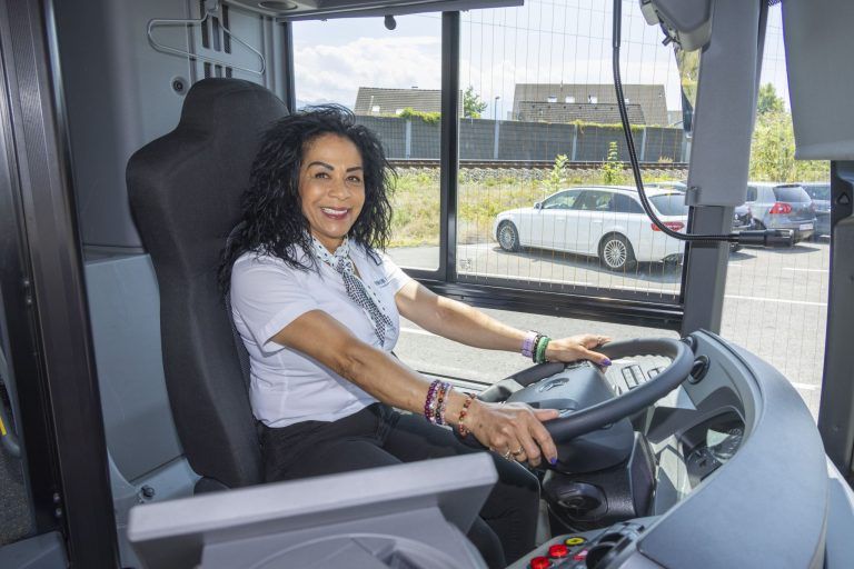 Warum Öffi-Busfahren für Frauen immer attraktiver wird
