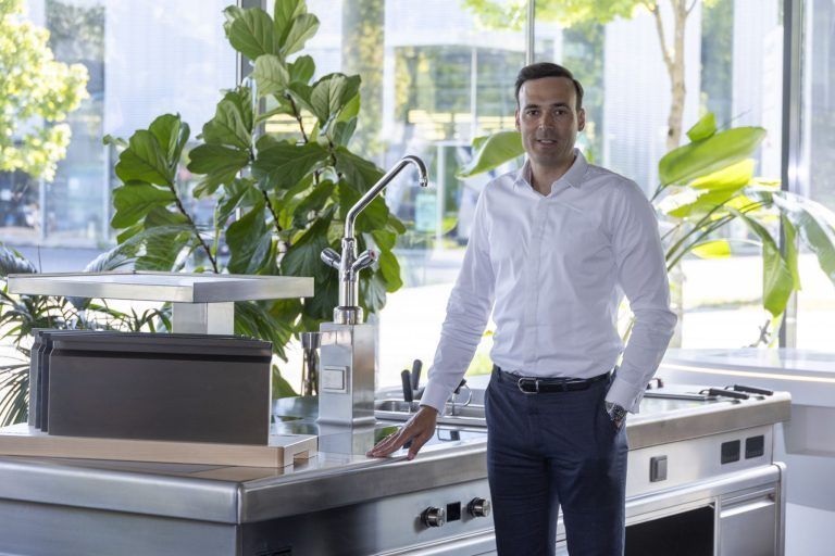 Mensch und Roboter: Dornbirner Gastroausstatter denkt die Küche neu