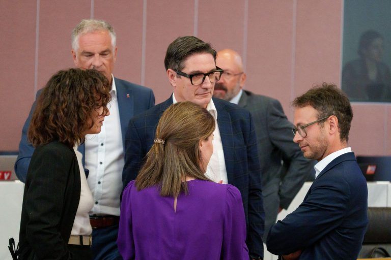 Ärger im Landtag über Regierung: Zuerst die Kameras, dann das Parlament?