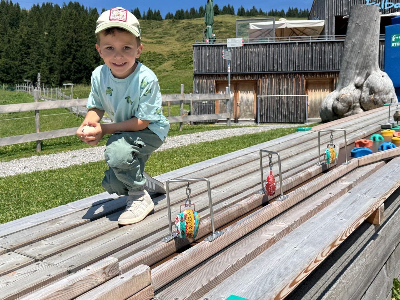 Mit allen Sinnen am Berg: Laterns lässt die Kugel rollen und bietet Naherholung vor Ort