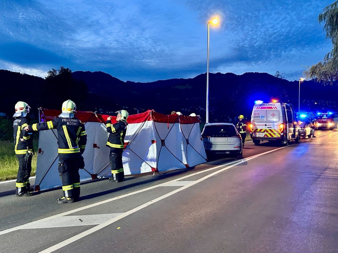 Pkw kracht gegen Verkehrsinsel