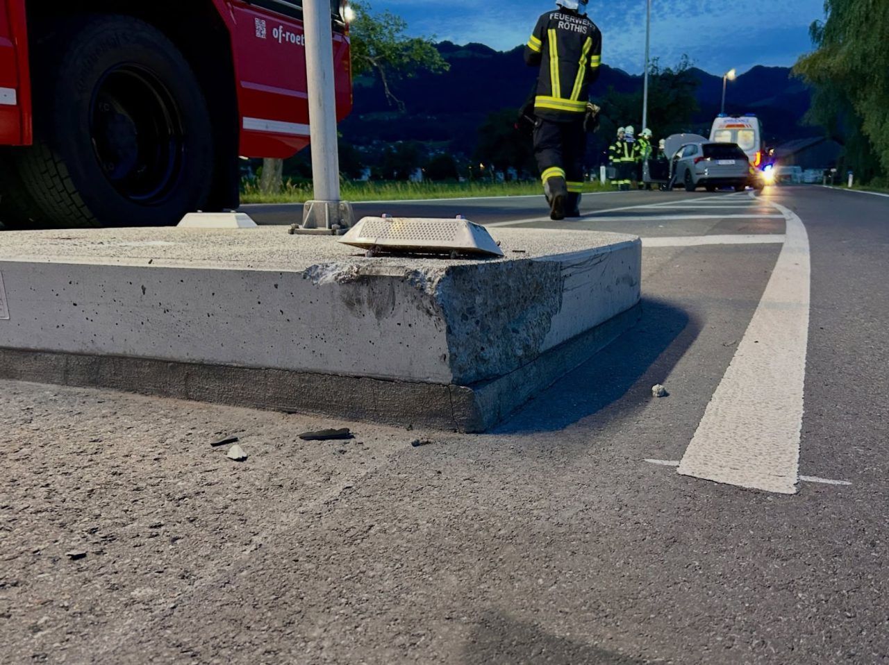Pkw kracht gegen Verkehrsinsel