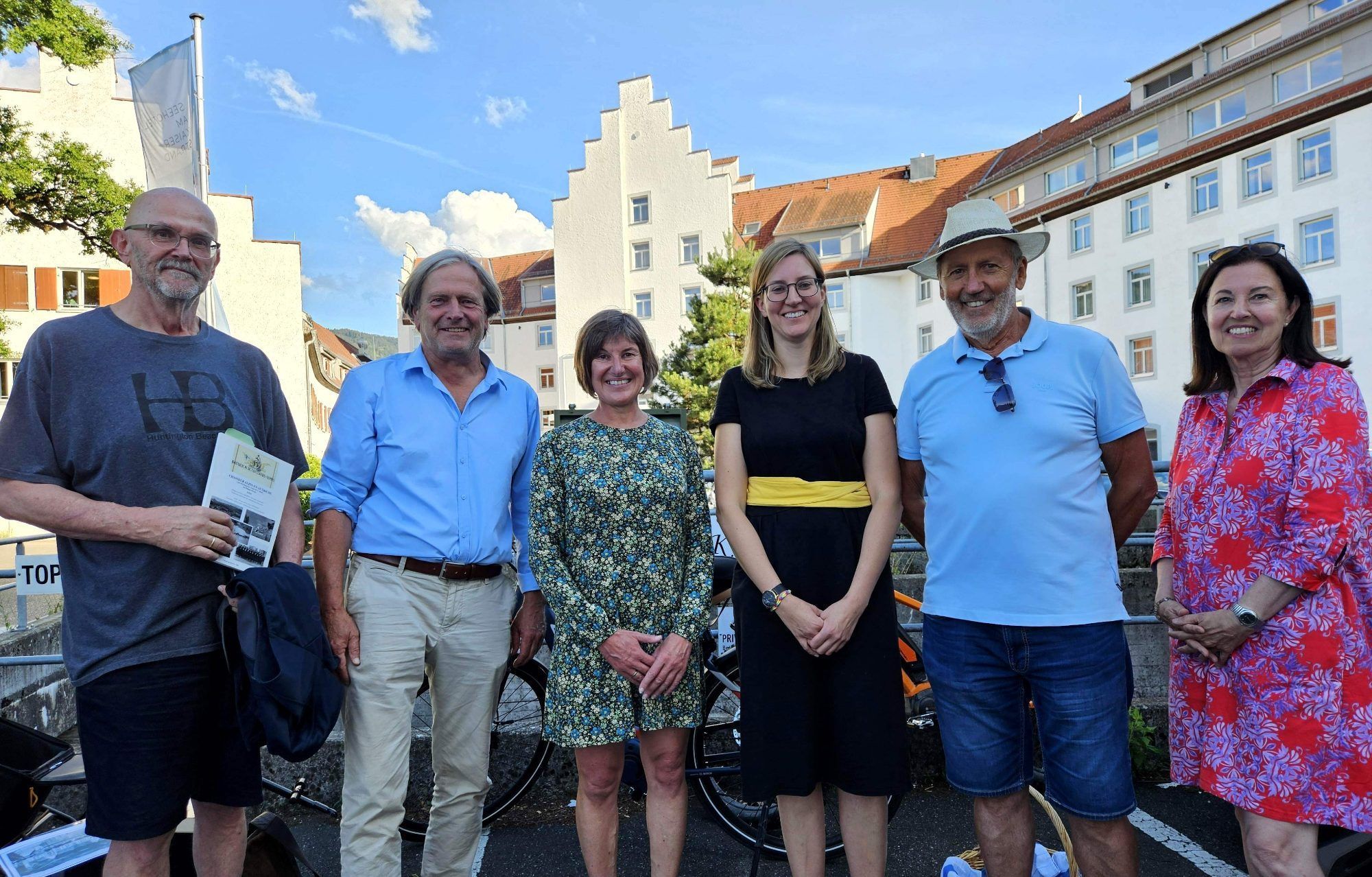 Interessanter Rundgang zur lokalen Geschichte des Nationalsozialismus in Lochau im Rahmen der NS-Erinnerungskultur: Historiker Willi Rupp, Bgm. Frank Matt, Judith Wellmann, Referentin Stefanie Oberscheider-Preiner, aBgm. Xaver Sinz und Gabi Berlinger.
