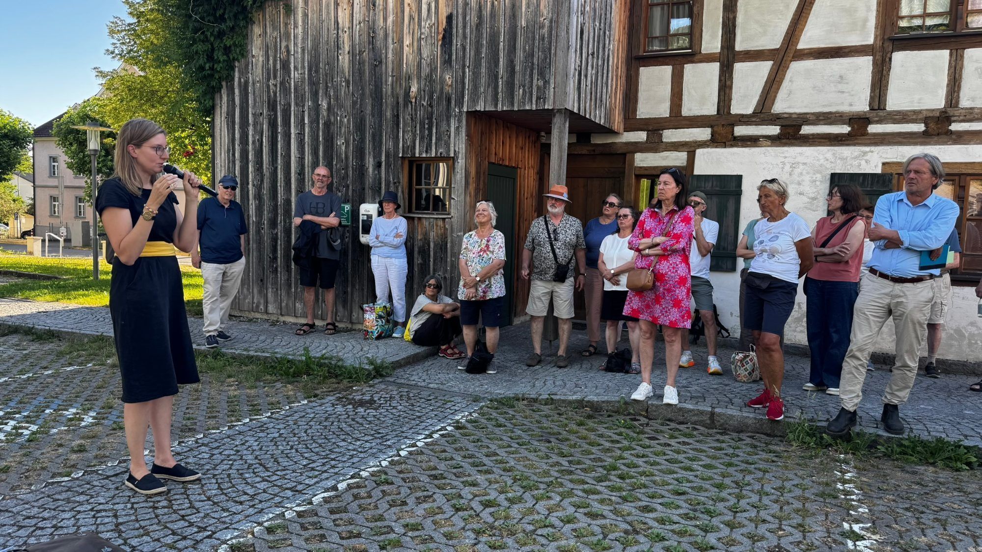 Der Weg führte vom Brauereigasthof Reiner hin zum Alten Lochauer Schulhüsle mit geschichtsträchtigem Blick auf das Pflegeheim Jesuheim und dem ehemaligen Armenhaus Landstraße 30.