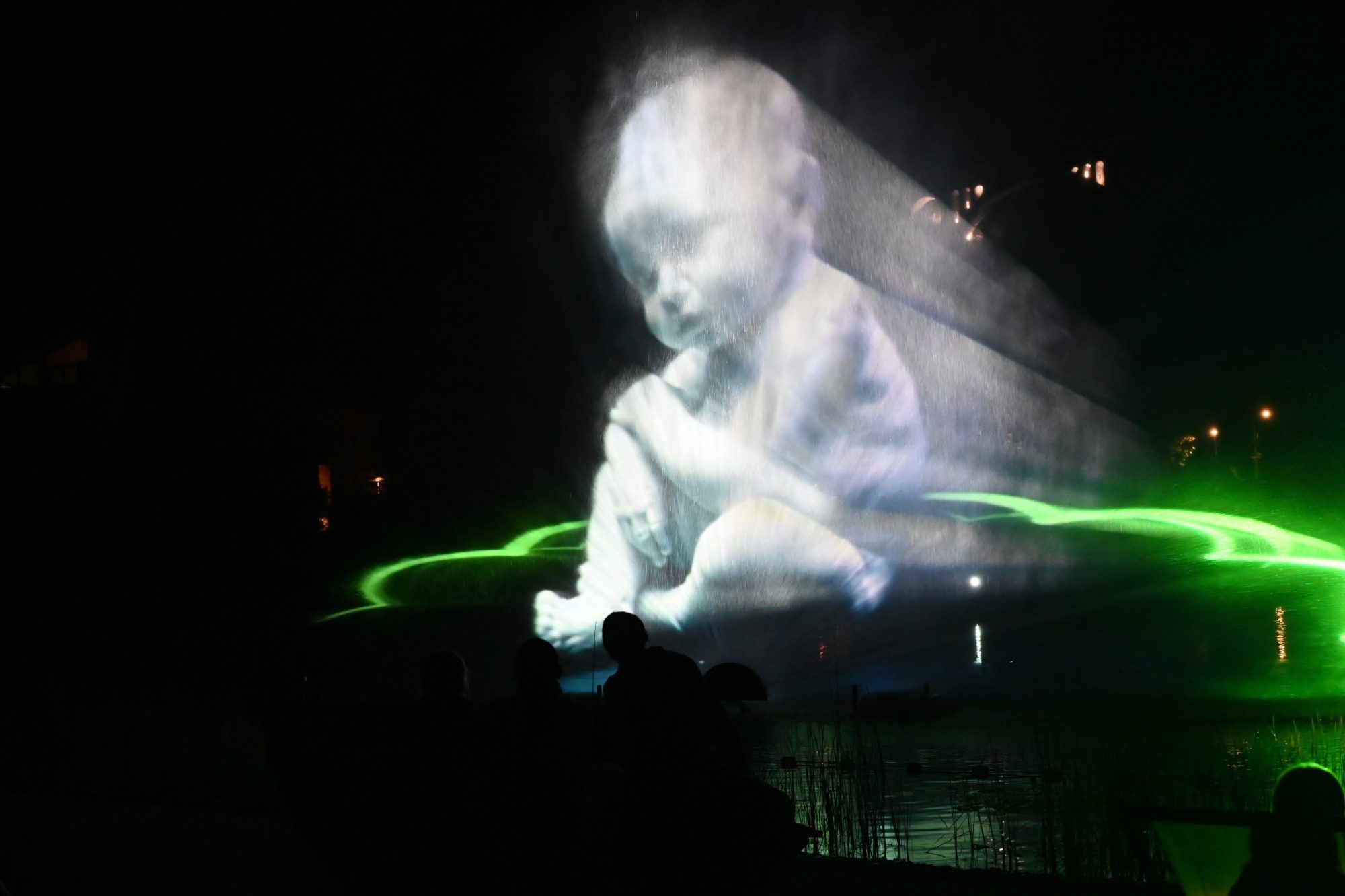 Tolle Projektionen auf einer rund 20 Meter breiten Wasserleinwand.
