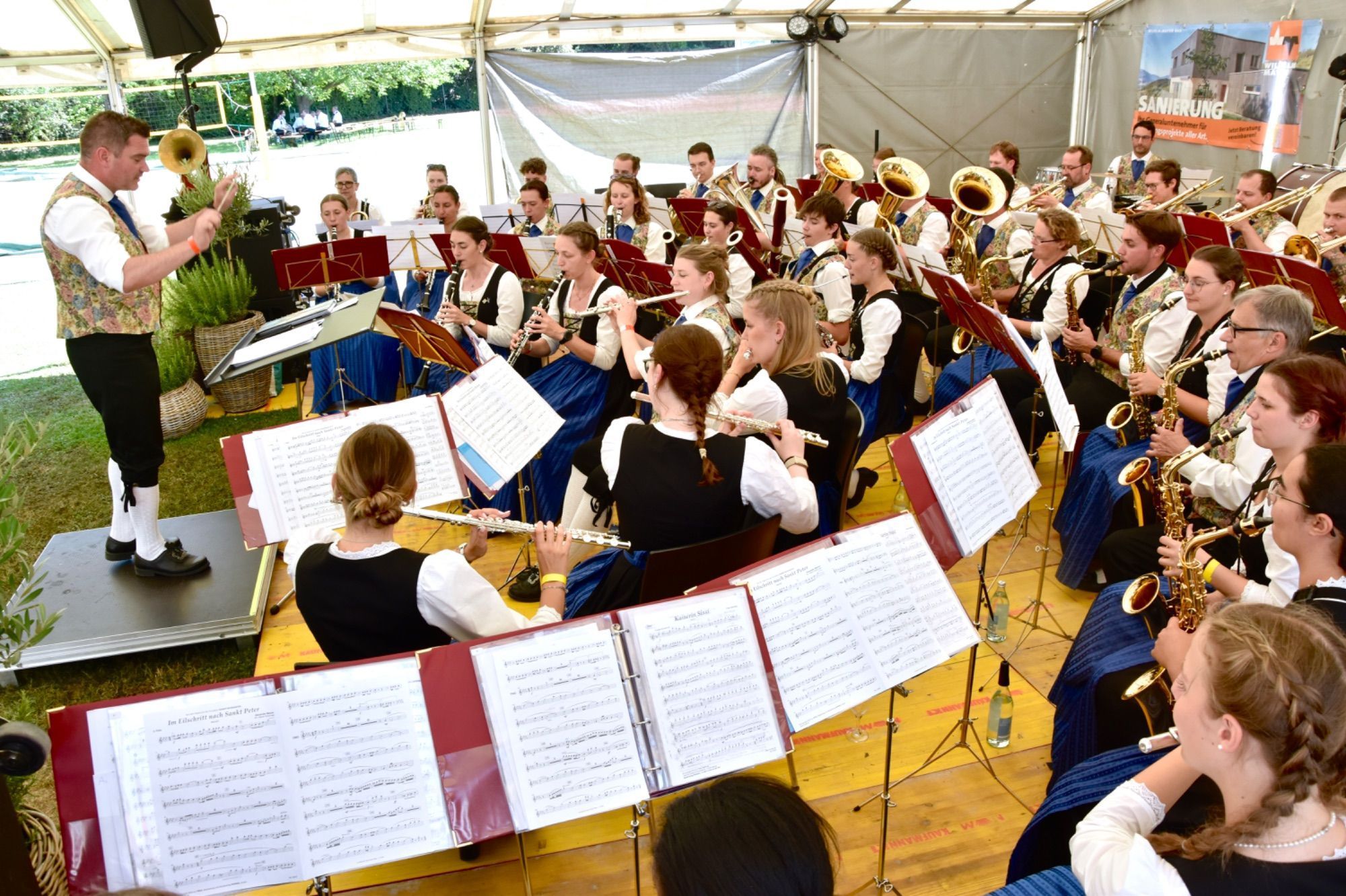 Festumzug und Fahneneinzug in das Festzelt - eine große Freude auch für die glückliche Koblacher Kapellmeisterin Angela Palfrader sowie Gerd Ströhle und Musikvereinsobmann - hier zusammen mit Festobfrau Magdalena Raffeiner.