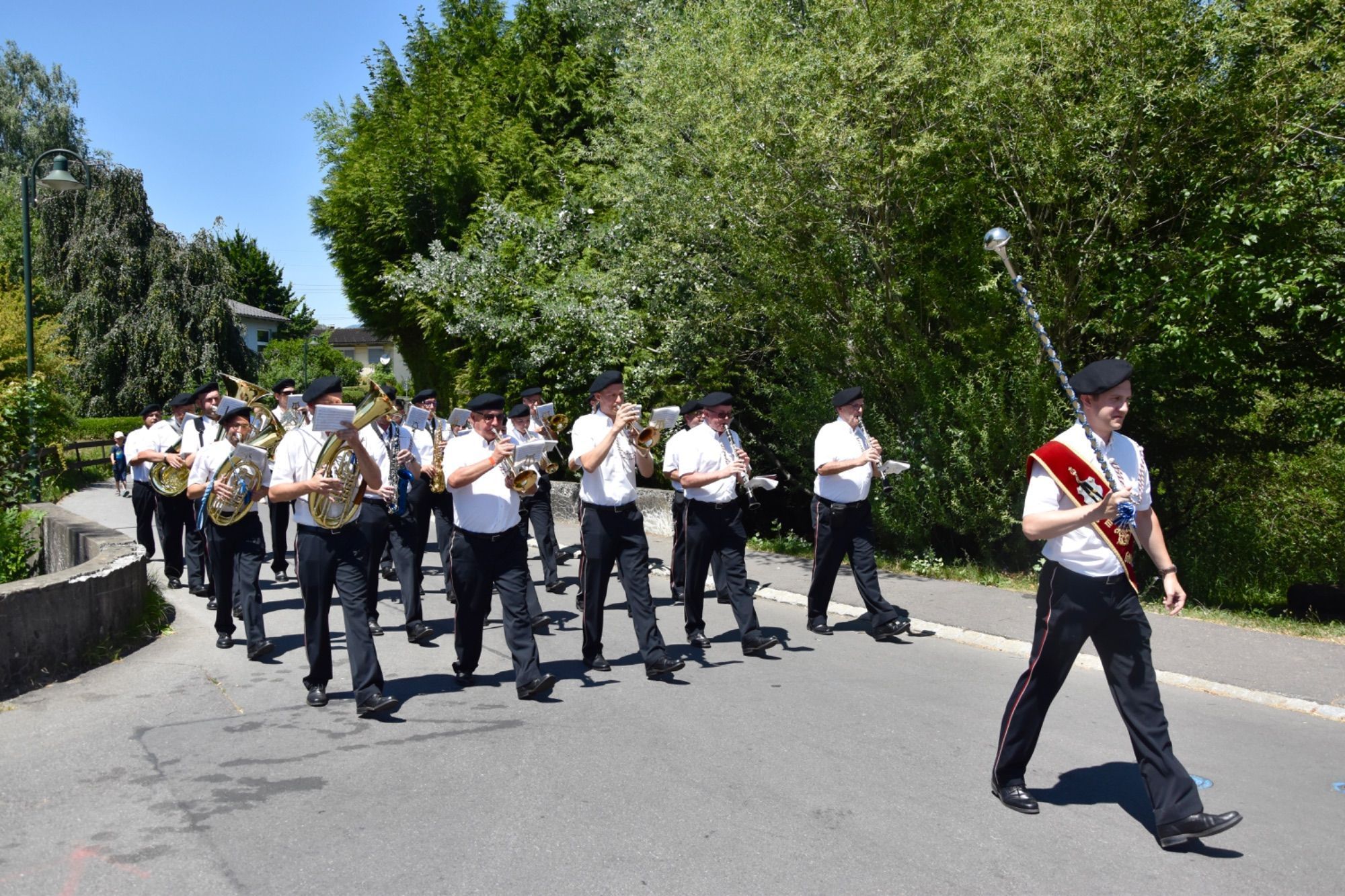 Festumzug und Fahneneinzug in das Festzelt - eine große Freude auch für die glückliche Koblacher Kapellmeisterin Angela Palfrader sowie Gerd Ströhle und Musikvereinsobmann - hier zusammen mit Festobfrau Magdalena Raffeiner.