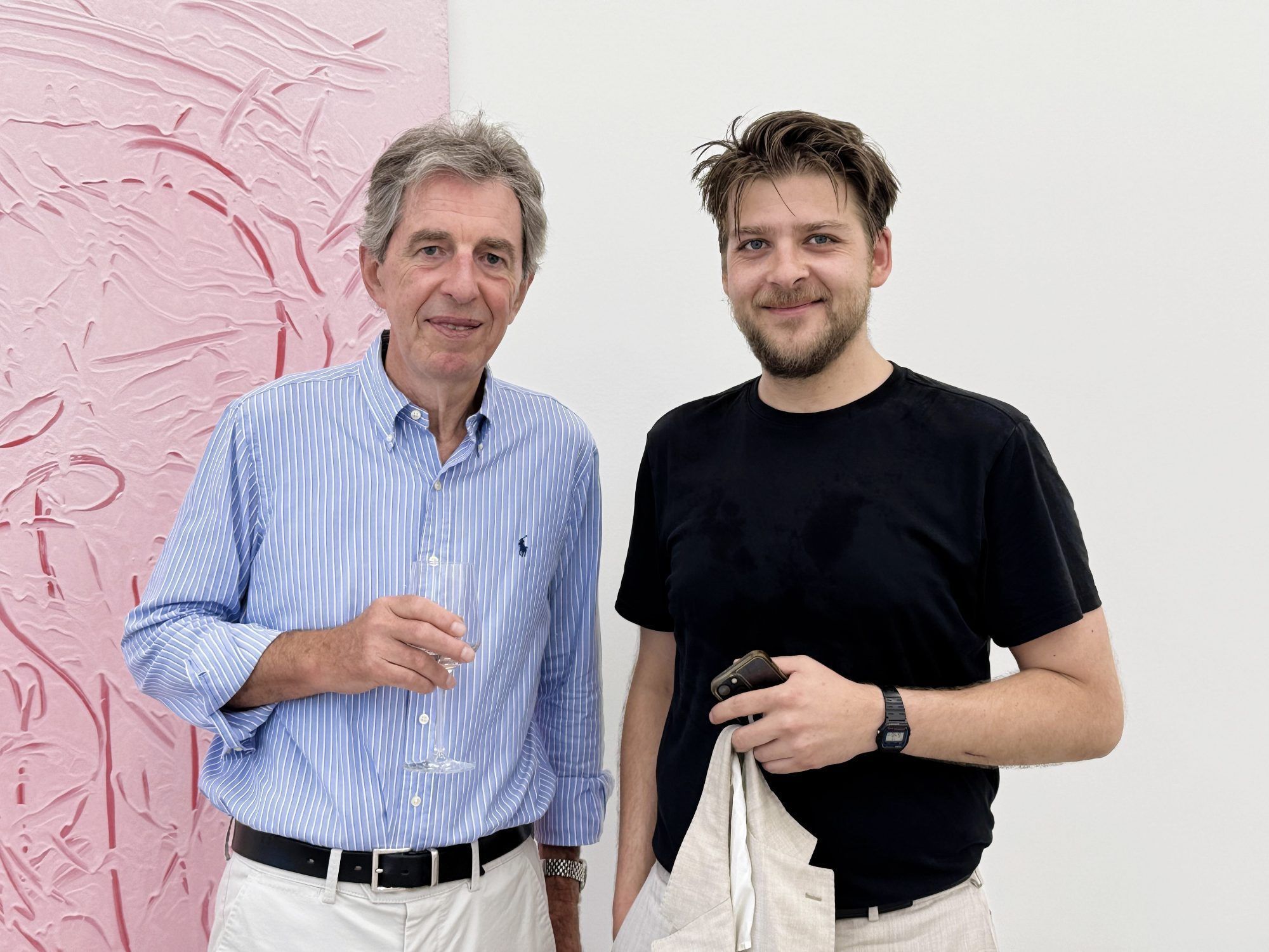 Im Gespräch: Martin Brugger mit Galerist Maximilian Thoman.