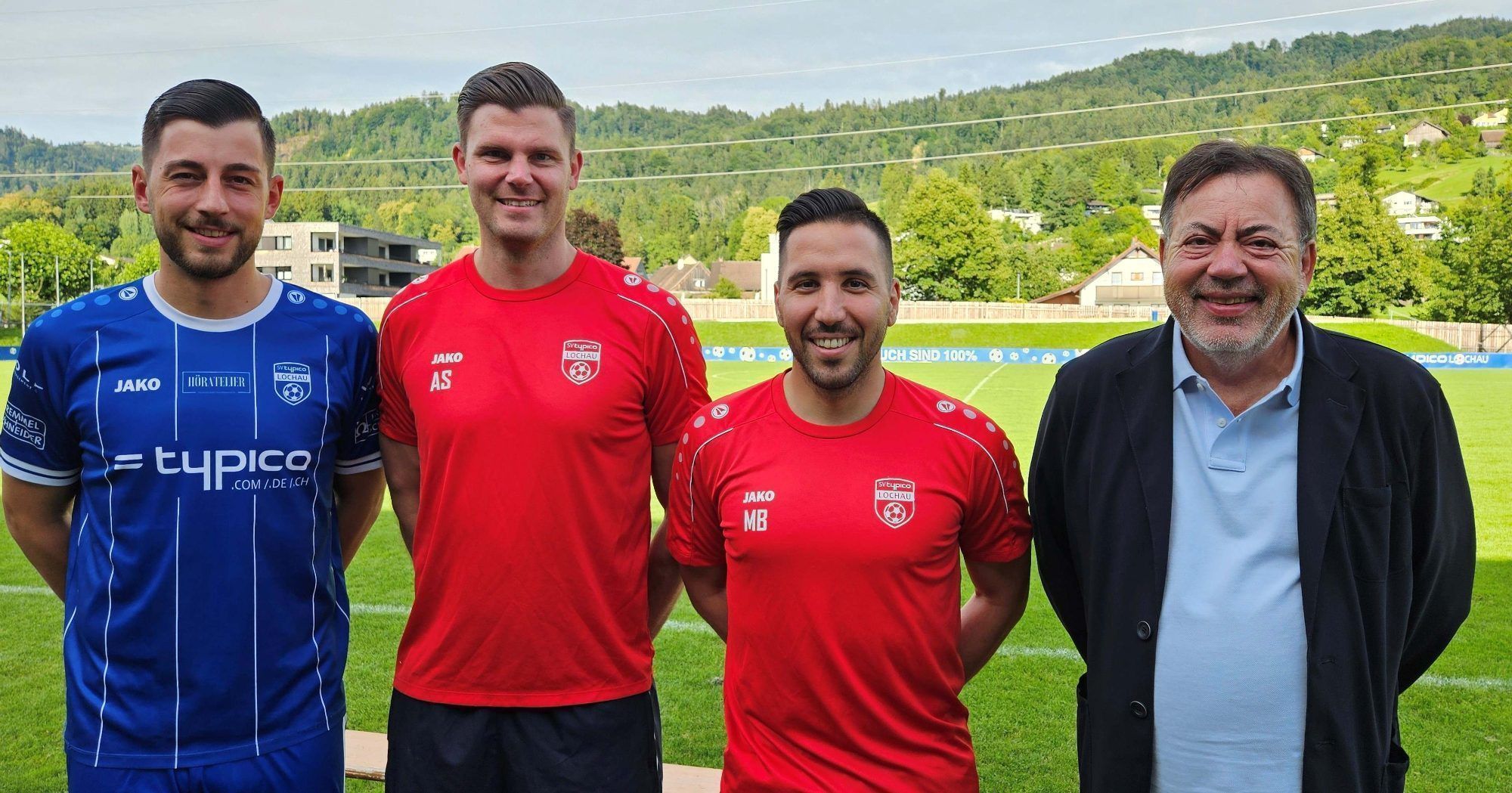 Das Trainerteam des SV typico Lochau mit Trainer Metin Batir und Co-Trainer Andreas Simma, im Bild mit Kapitän Fabio Feldkircher und Obmann Egon Haag, blickt entspannt auf die neue Regionalliga West.