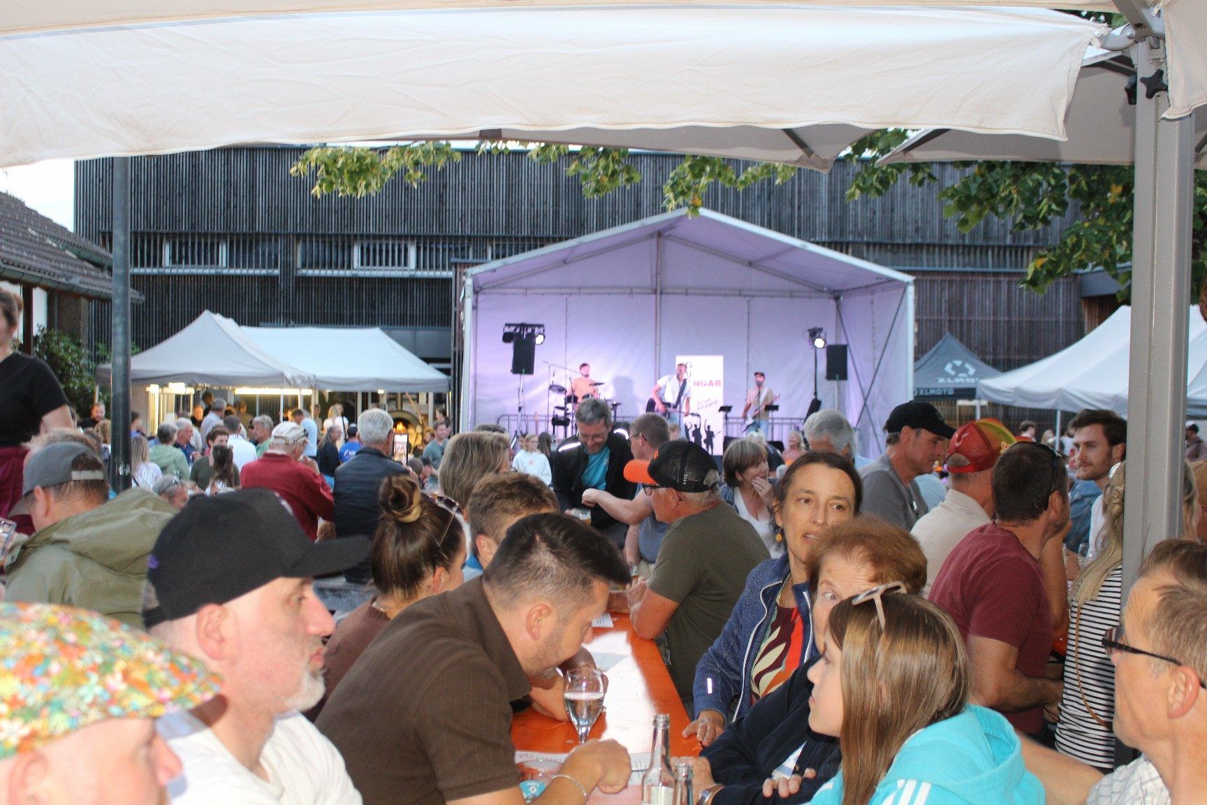 Nach dem teilweise verregneten Auftakt gab es beim zweiten Käsklatsch-Abend Traumwetter, volles Haus und beste Stimmung in der Alberschwender Arena. PETER STRAUSS