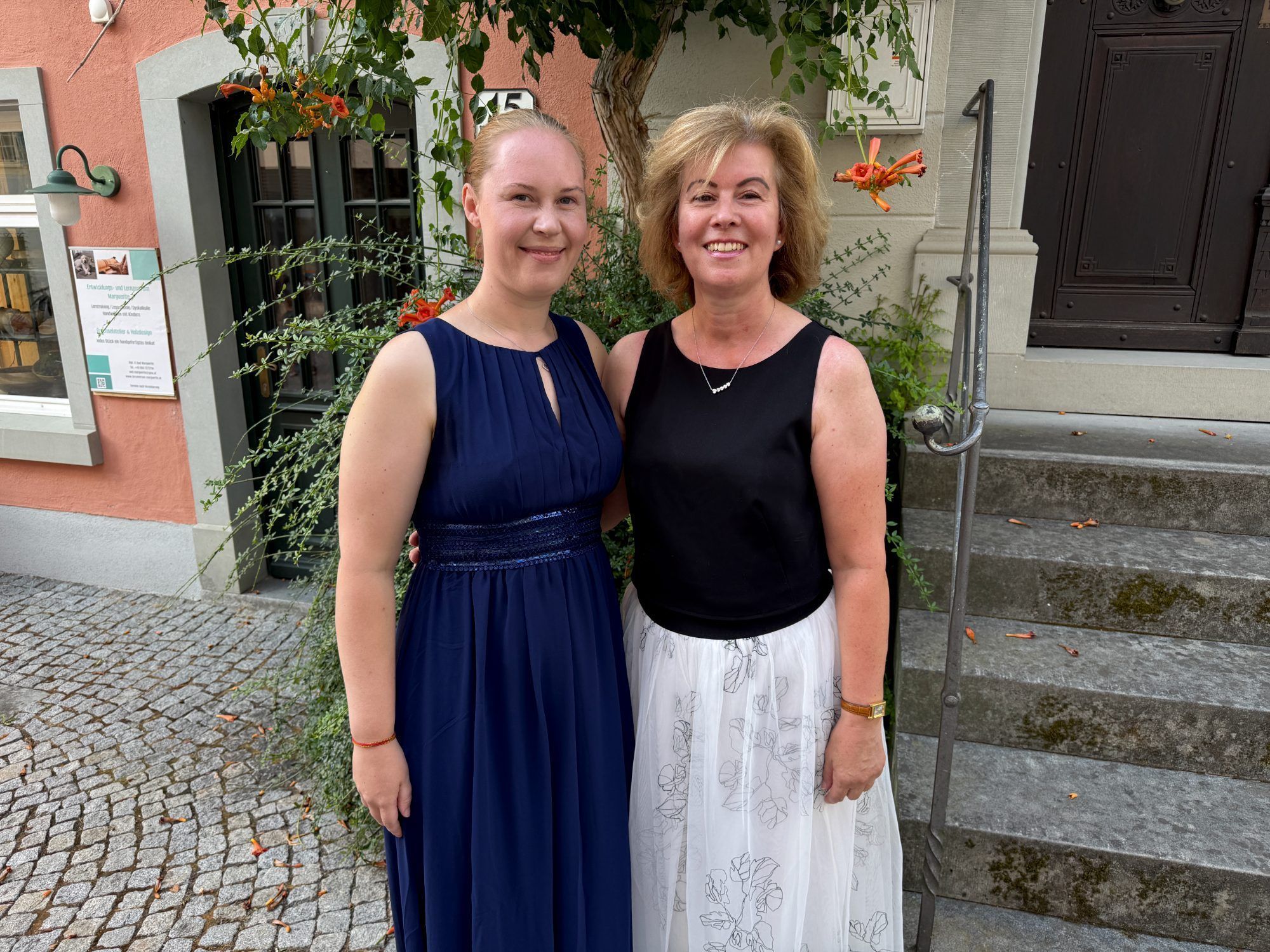 Pädagogin Christina Hermann und KV Sandra Hochhauser freuten sich mit den Absolventinnen