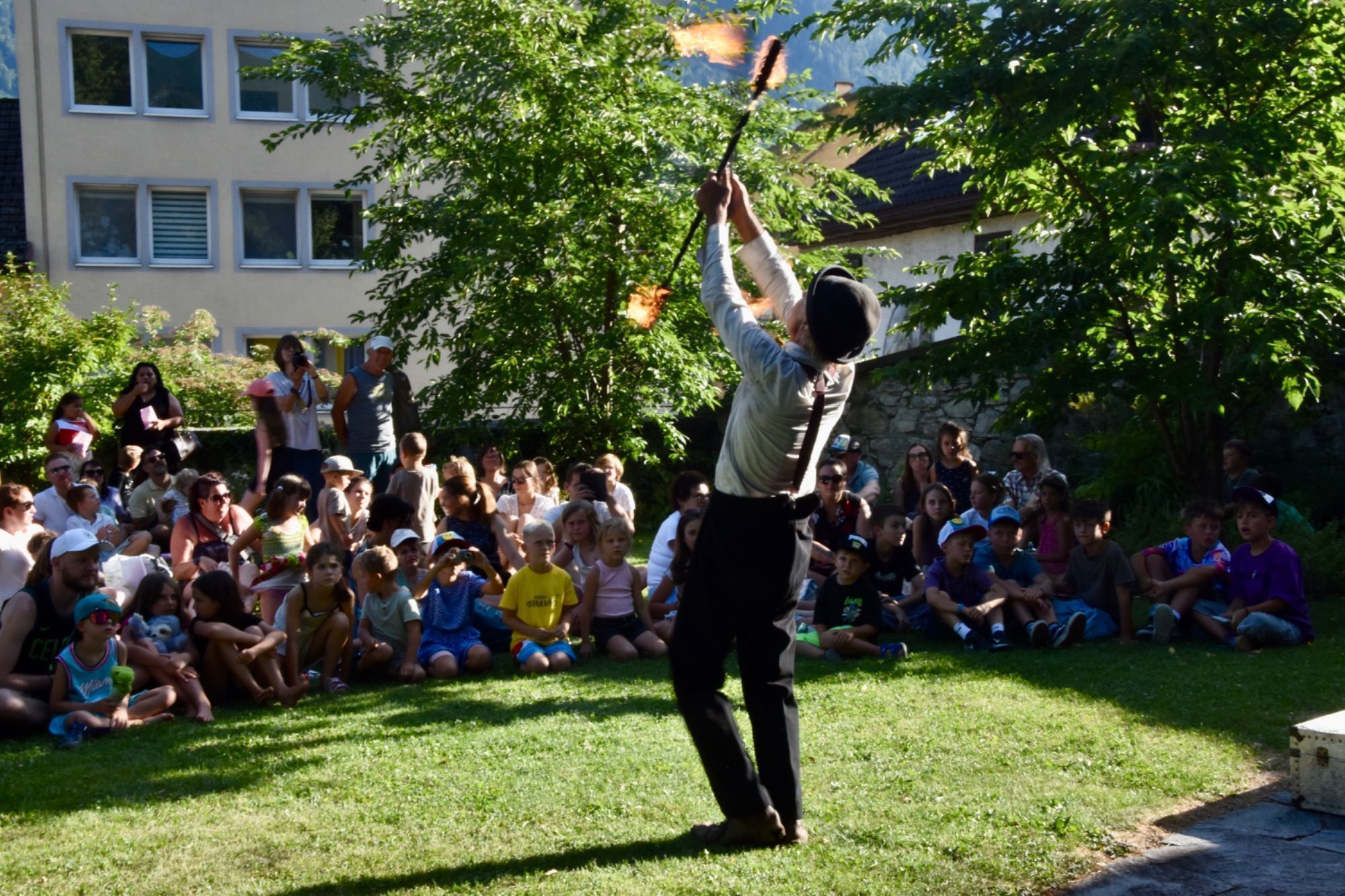Feuershow von und mit „Clown Pompo“ im Schossgarten in Bludenz. Foto: Gerhard Scopoli