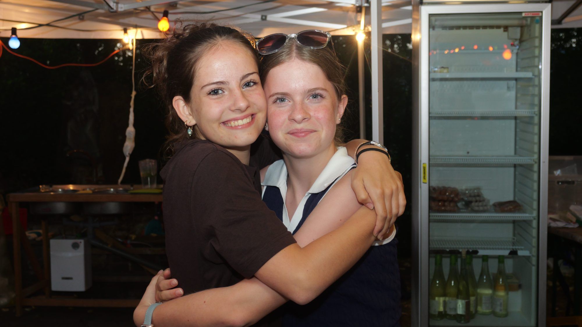 Anna und Sarah halfen fleißig bei der ausgezeichneten Bewirtung mit.