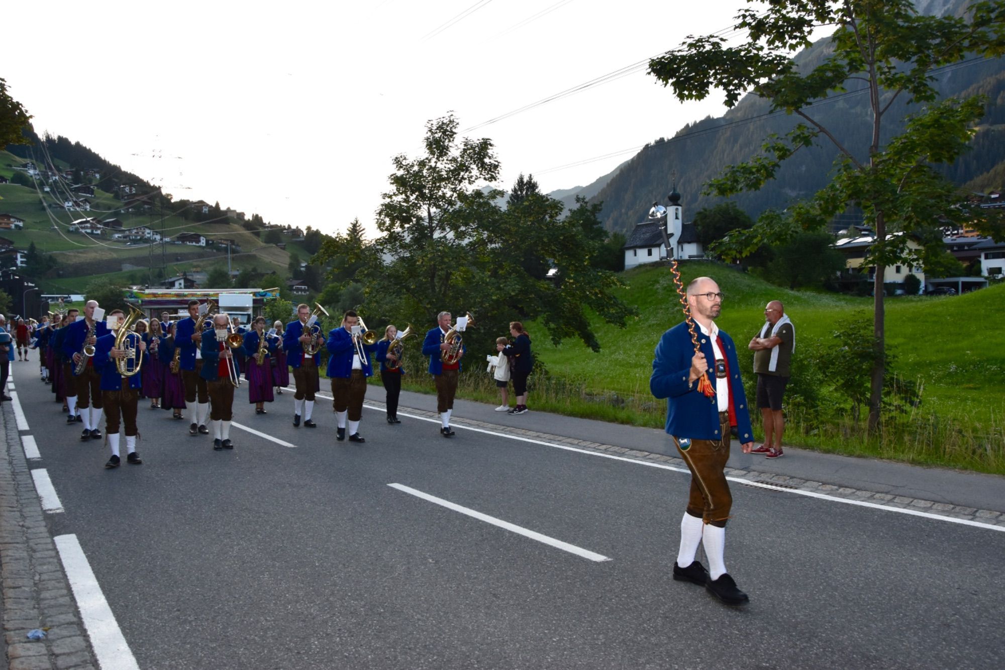 Internationale Musikvereine waren zum dreitägigen Jubiläumsfest der Bürgermusik Gaschurn-Partenen nach Gaschurn angereist. Für Stimmung im Festzelt sorgten etwa Volxrock und die Fegerländer. Den Fassanstich nahm Bgm. Daniel Sandrell vor.