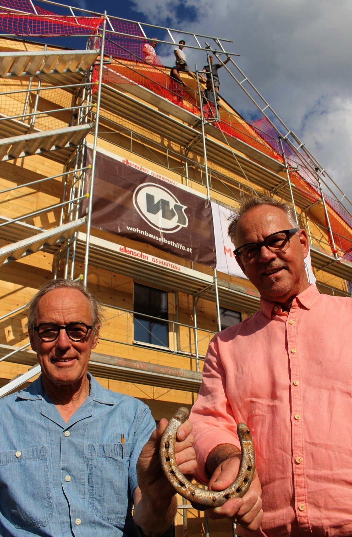 Das Hufeisen als Glücksbringer hat bei Morscher-Projekten Tradition. Architekt Hermann Kaufmann und Günter Morscher überreichen das originelle Stück den Handwerkern, die es nach Fertigstellung des Vorhabens an gut sichtbarer Stelle anbringen.